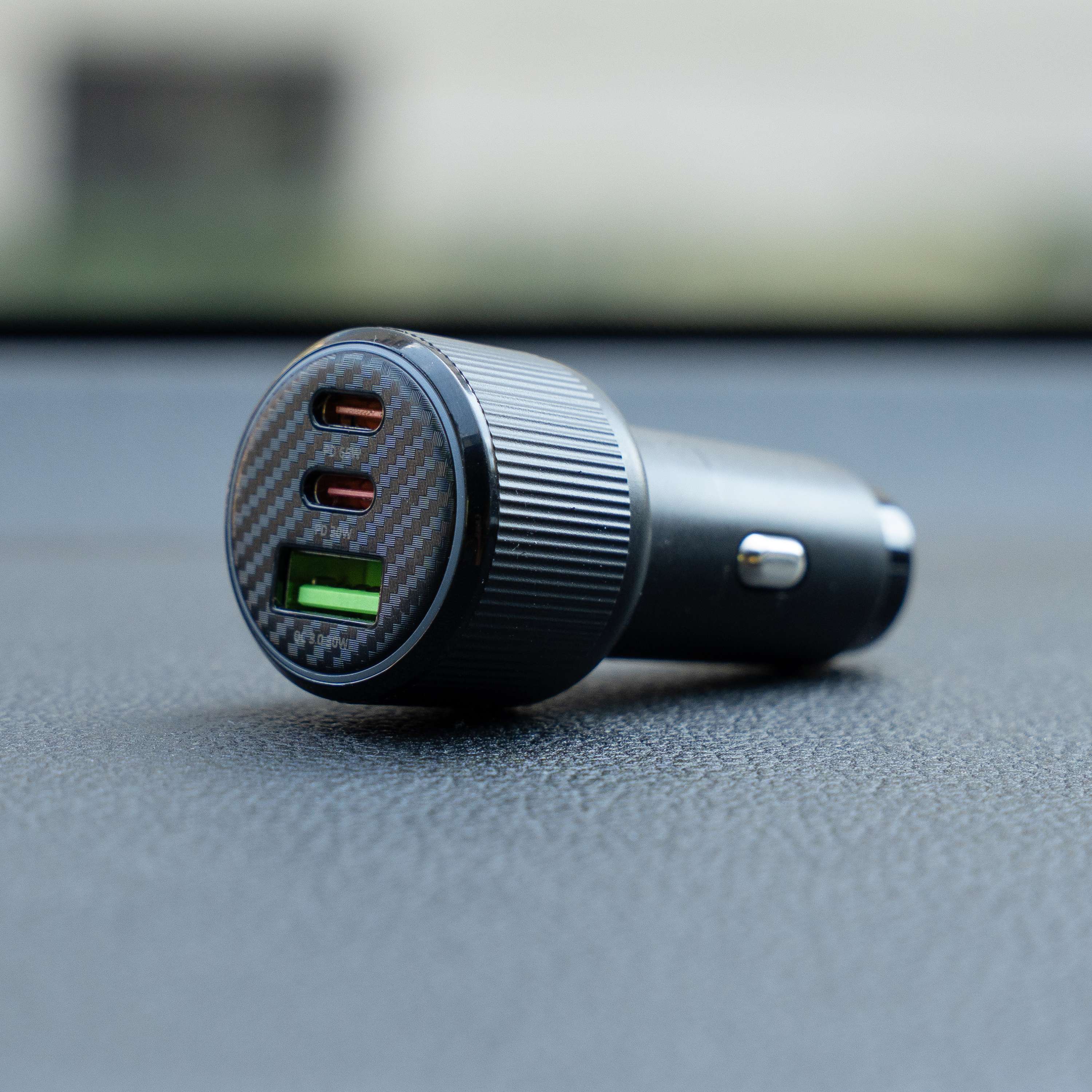 SWISSTEN Autonabíječka 2× USB-C Power Delivery + USB-A Quick Charge 95W černá