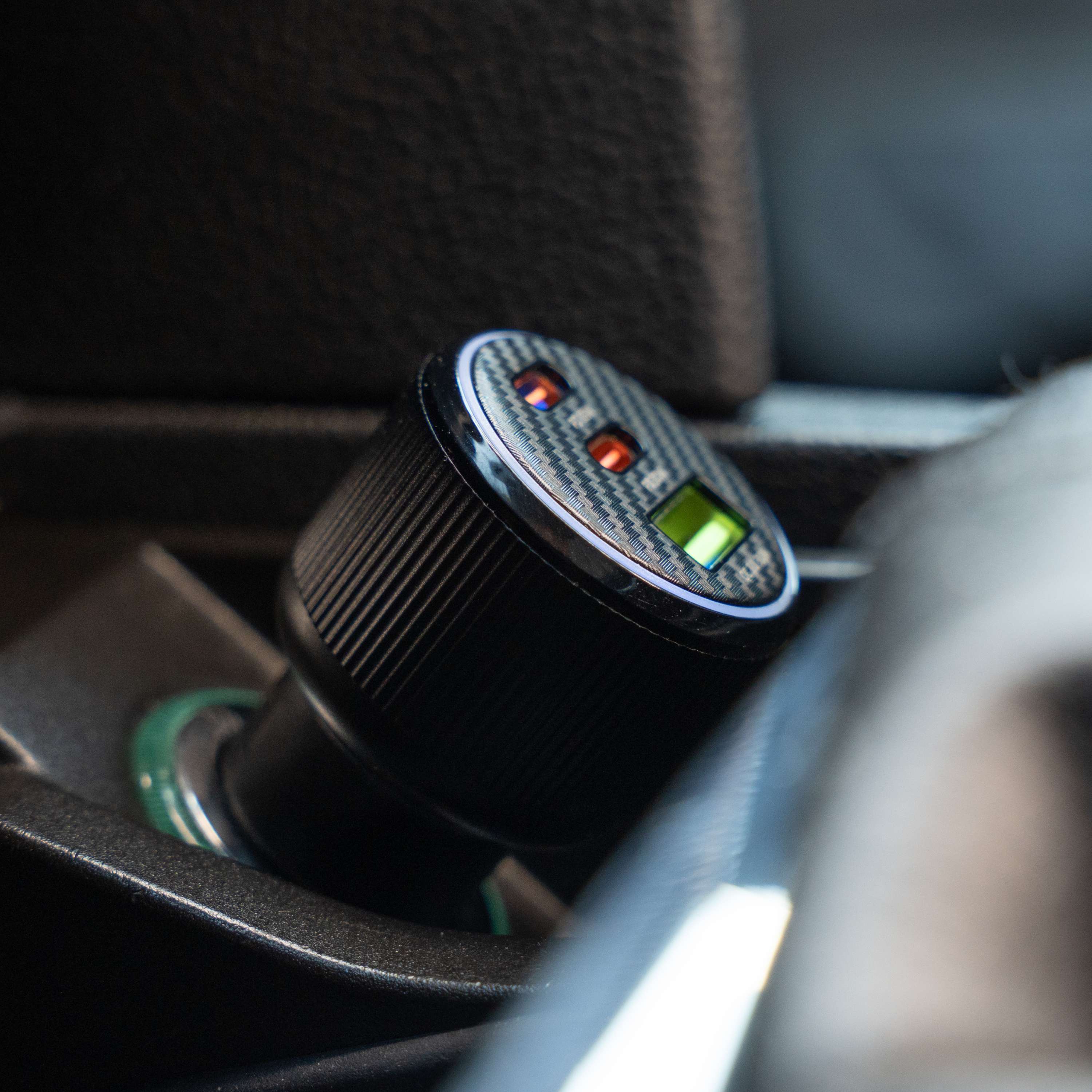 SWISSTEN Autonabíječka 2× USB-C Power Delivery + USB-A Quick Charge 95W černá
