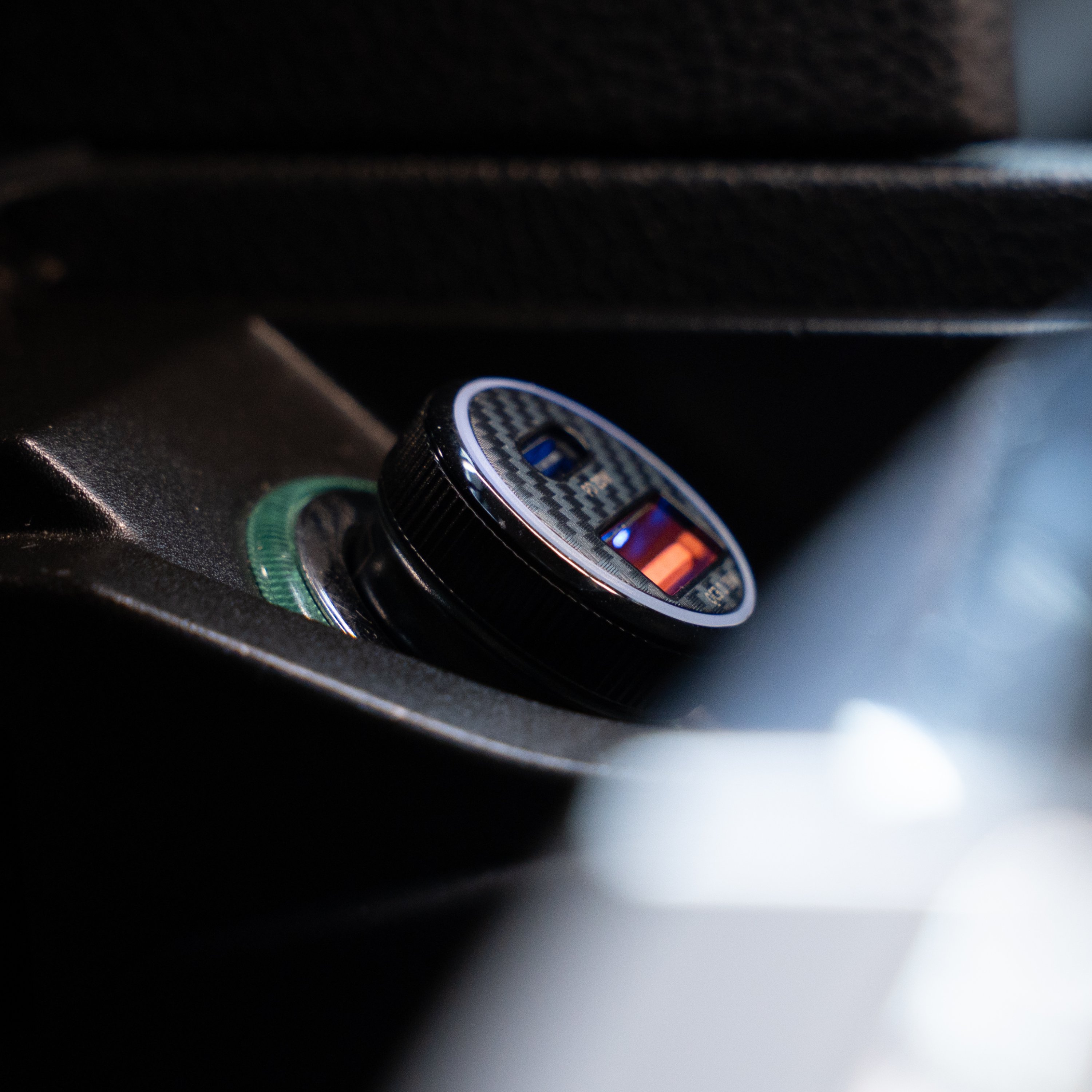 SWISSTEN Autonabíječka USB-C Power Delivery + USB-A Quick Charge 20W černá