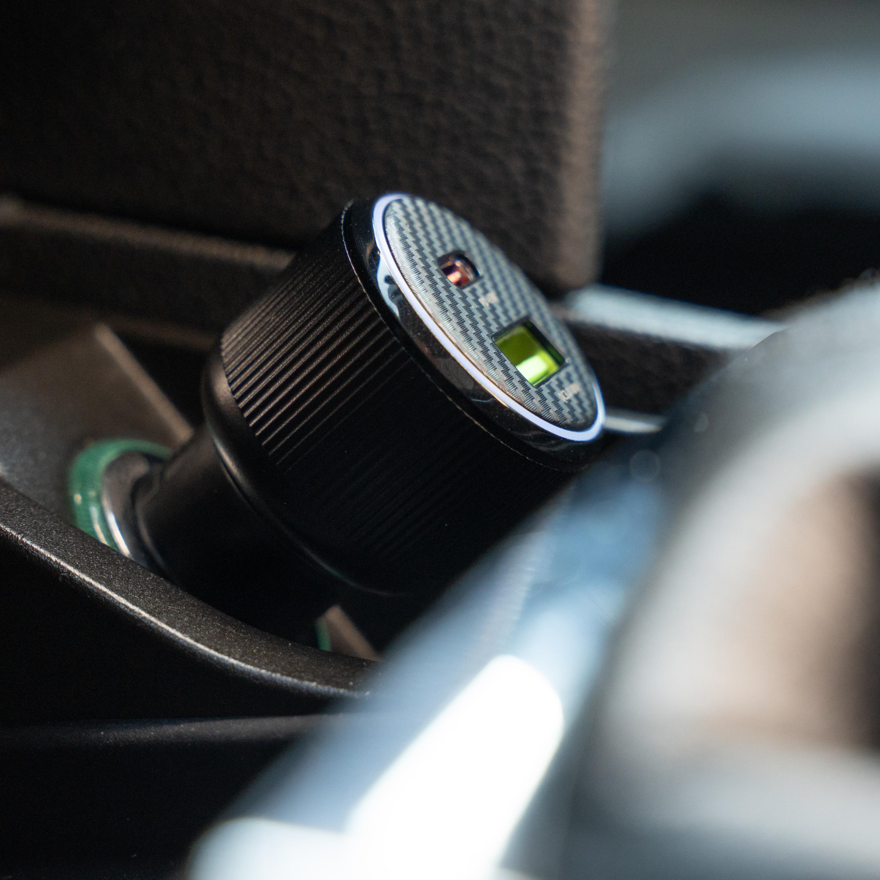 SWISSTEN Autonabíječka USB-C Power Delivery + USB-A Quick Charge 38W černá