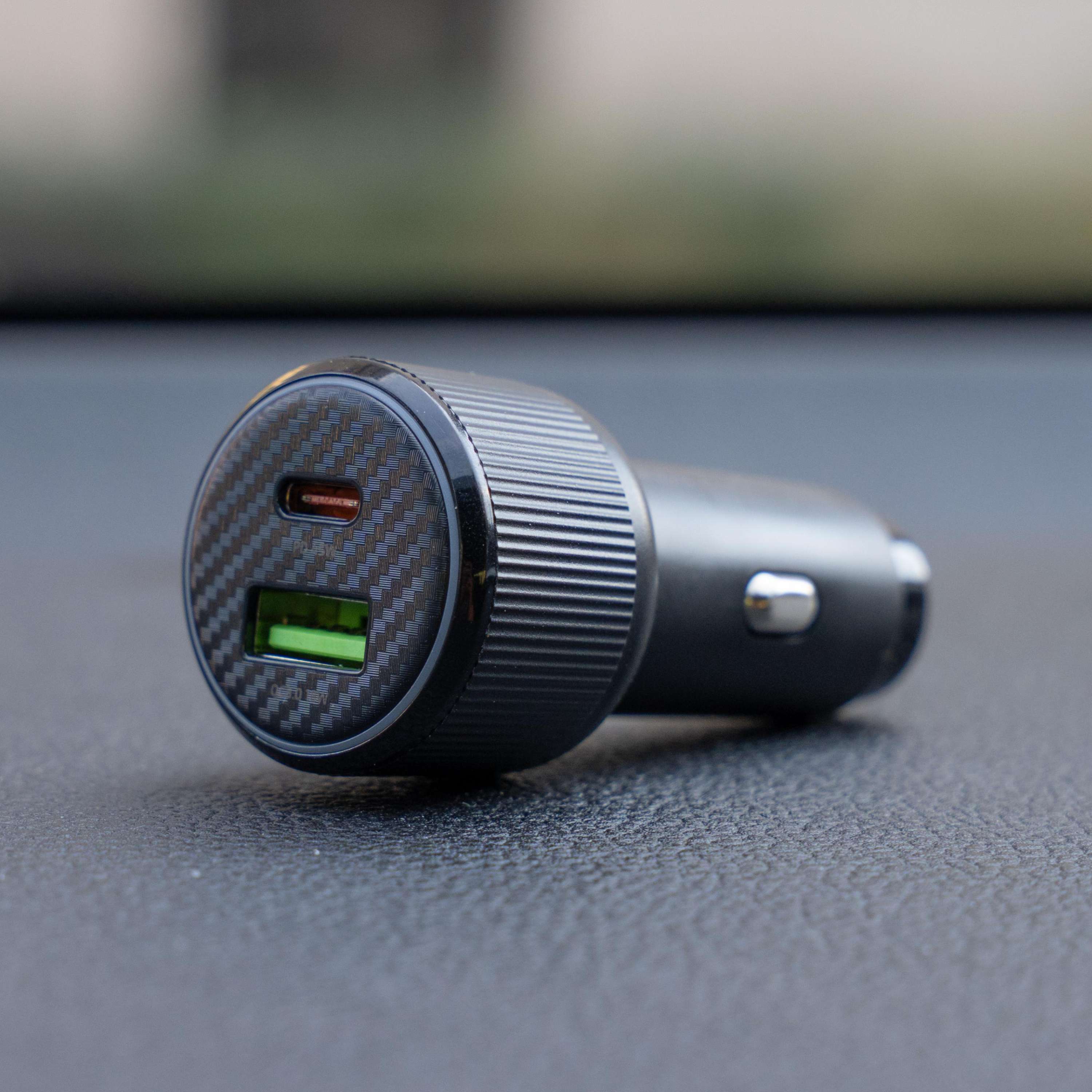 SWISSTEN Autonabíječka USB-C Power Delivery + USB-A Quick Charge 63W černá