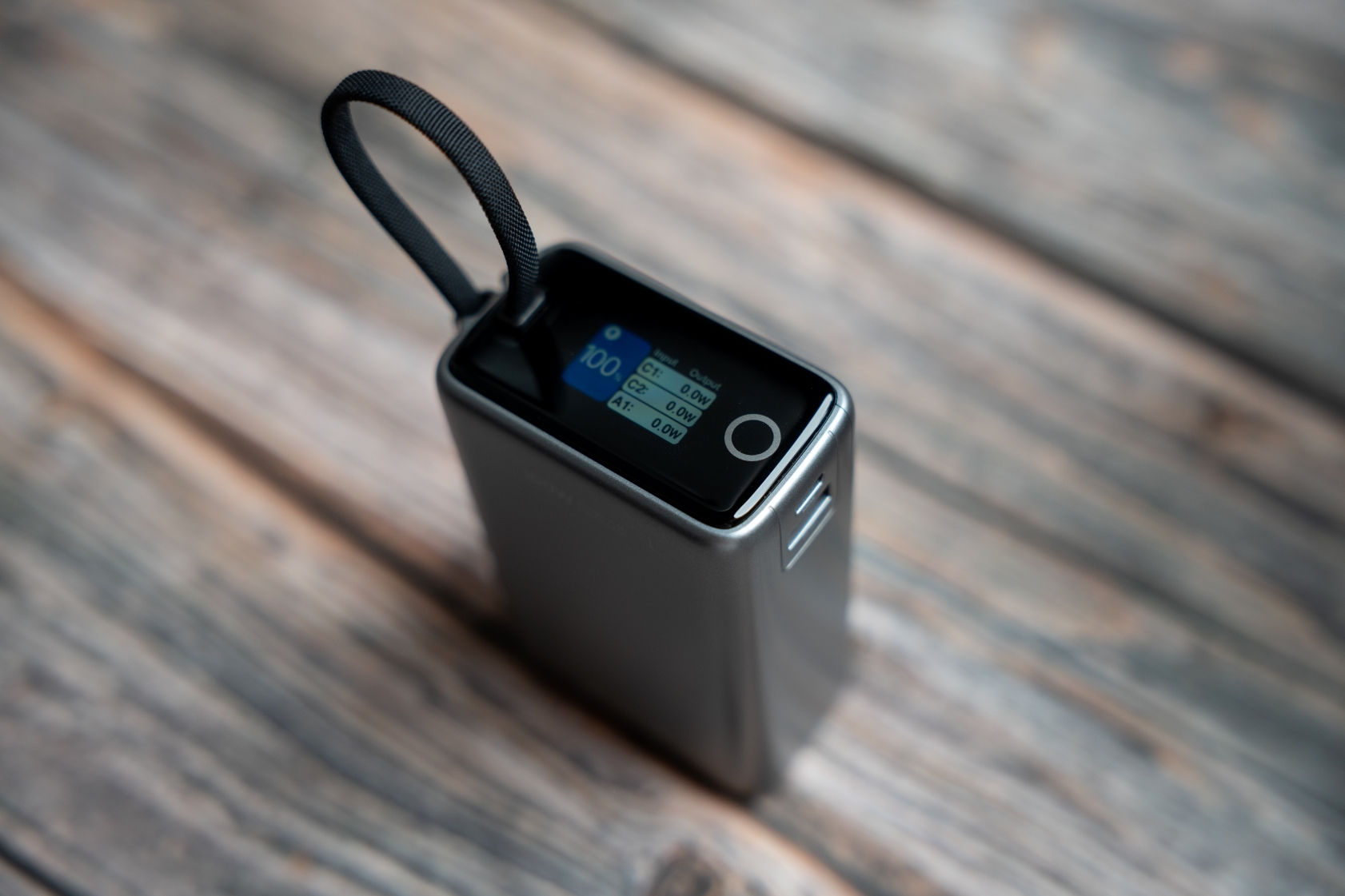 SWISSTEN Powerbanka 25 000 mAh 96,25 Wh 100W s integrovaným USB-C kabelem šedá