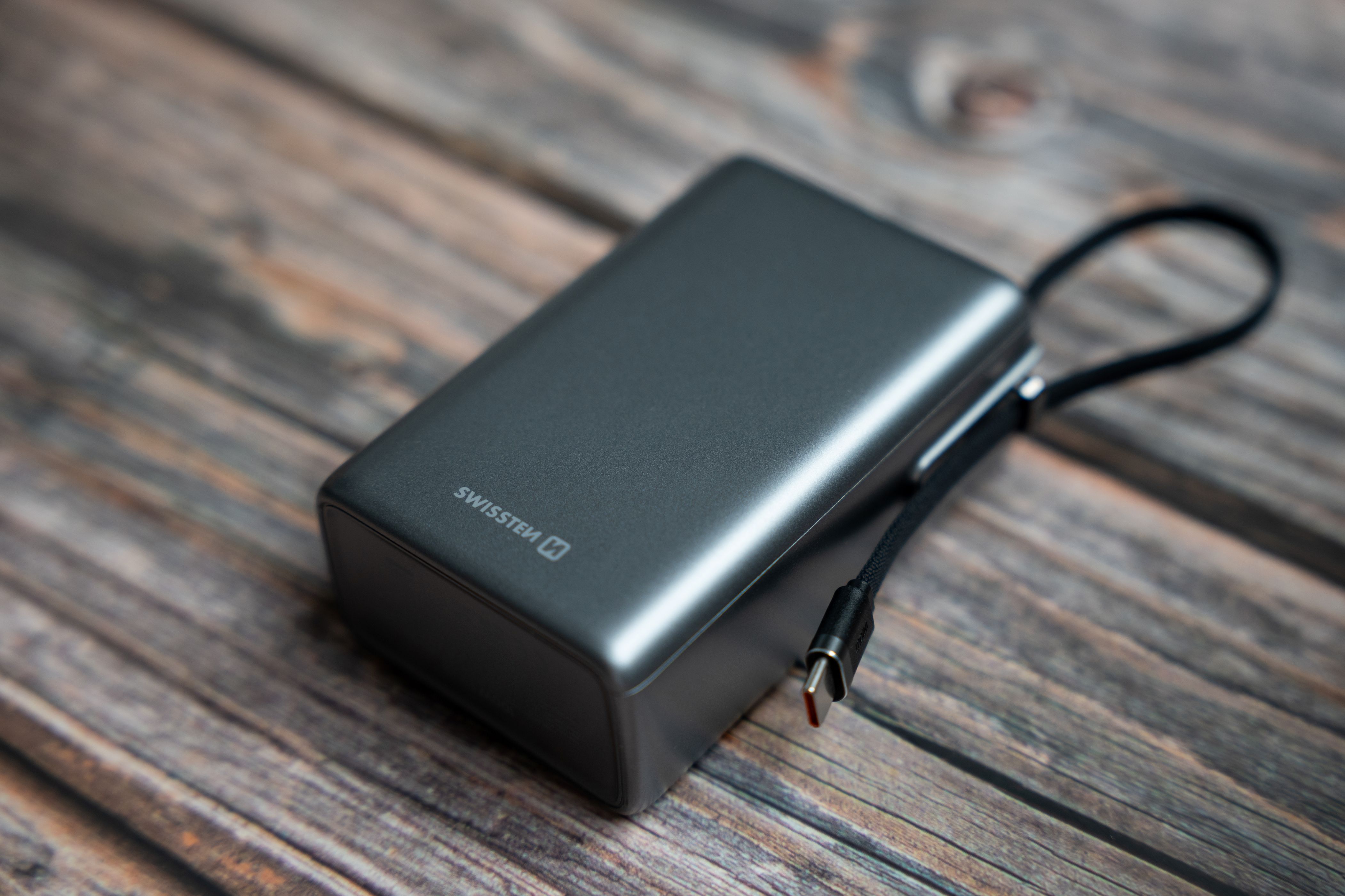 SWISSTEN Powerbanka 25 000 mAh 96,25 Wh 100W s integrovaným USB-C kabelem šedá