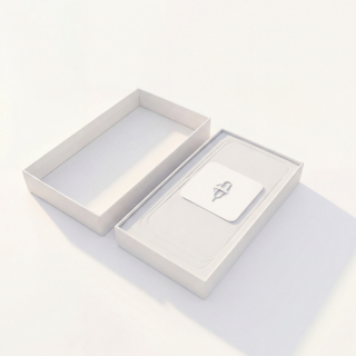 Bílá kartonová krabice na balení smartphonu